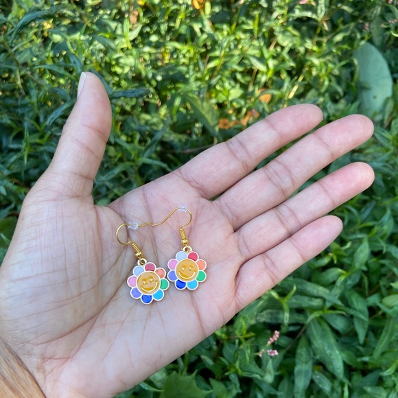 Daisy Flower Smiley Happy Face Y2K Inspired Drop Earrings - Picture 5 of 8